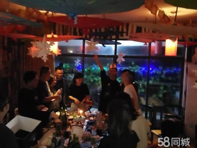 商业网红城，顾客量大，时尚网红天幕