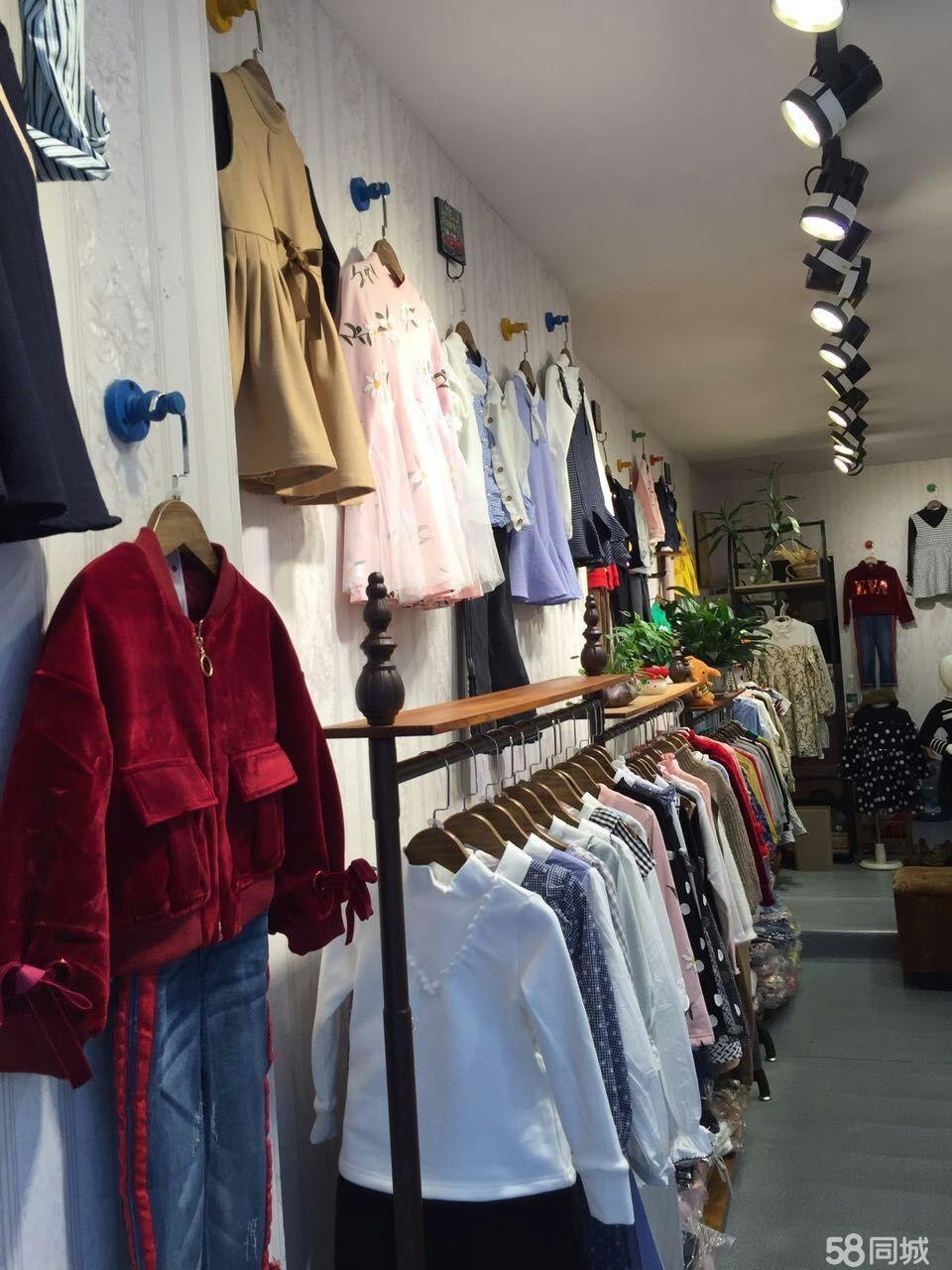  旺铺转让(经营中服装店) 