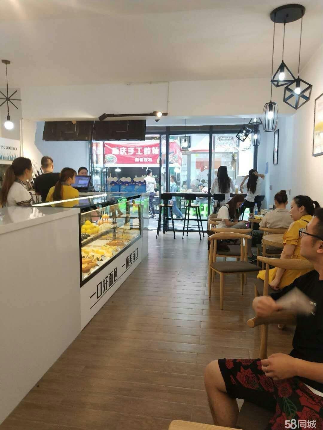 火车站美食城门面转让