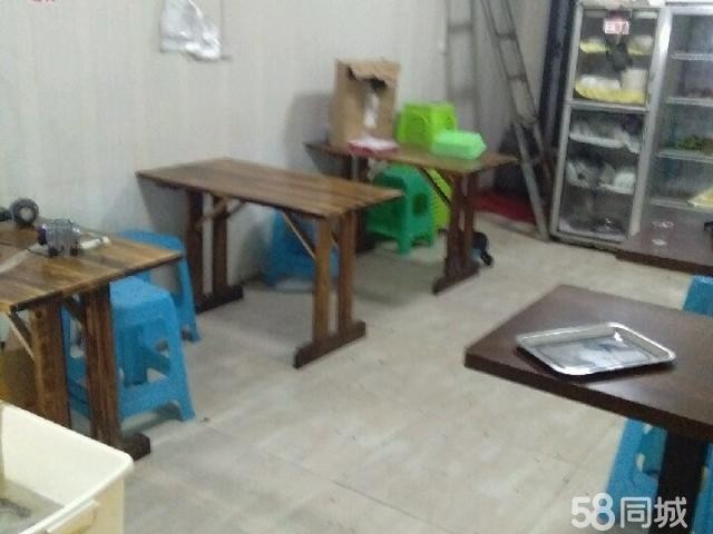 周边两所学校，人流量特大