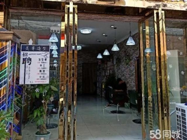 四周商业街，有小区，美食街，人流大，客源稳定
