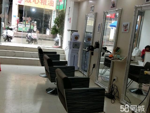 本人新浦镇新中路口有一家理发店急需转让