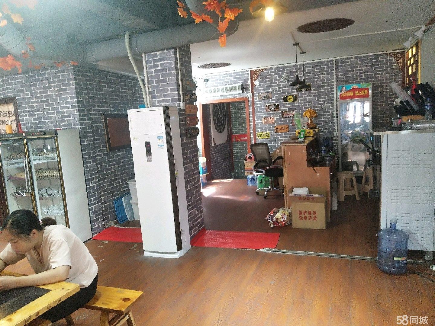 本店有固定的人流量，现将经营中的转让出去。本人有其它发展项目