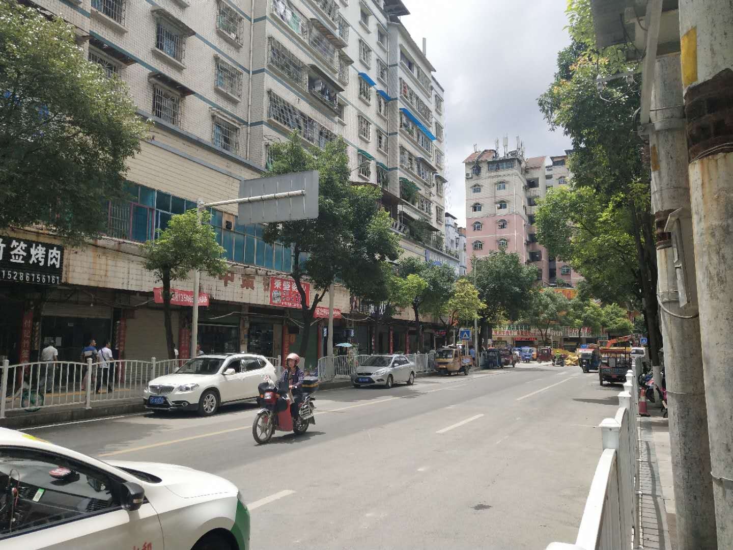 红花岗区岛内价超市旁化妆品店转让