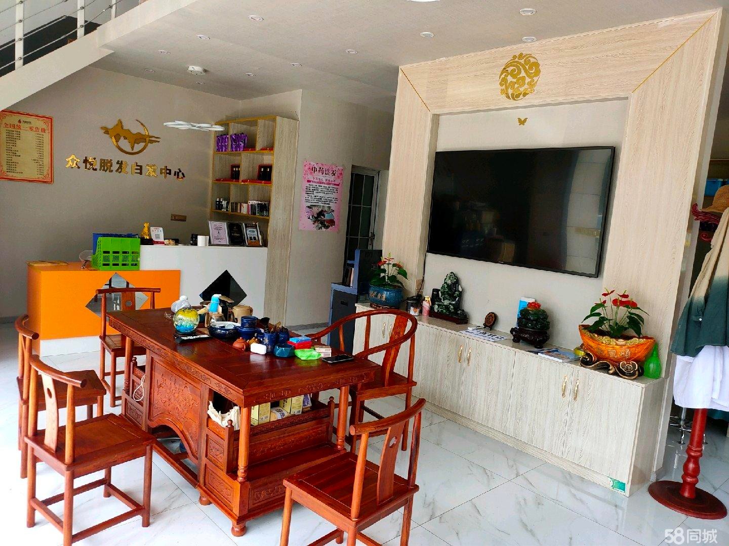 (转让)房子刚装修半年，新洁、地理条件非常优越，、停车方便!