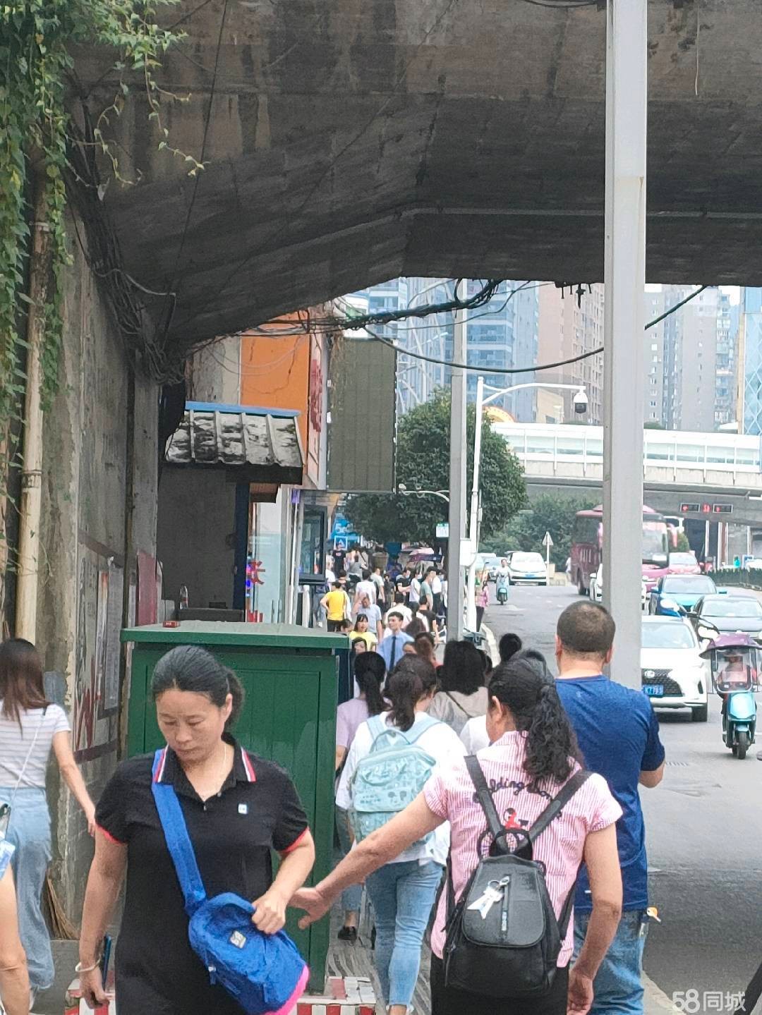 (转让)位于长沙路临街门面，人流量大。
