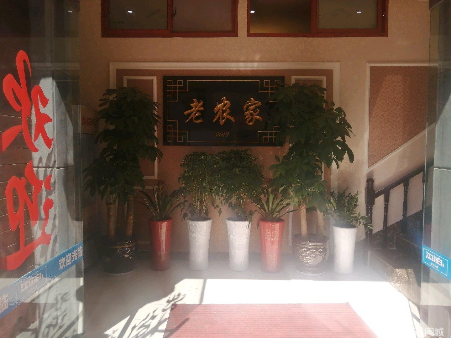 (转让)楼上包房2大1小，楼下3间包房一大厅，3间玻璃透明门面。