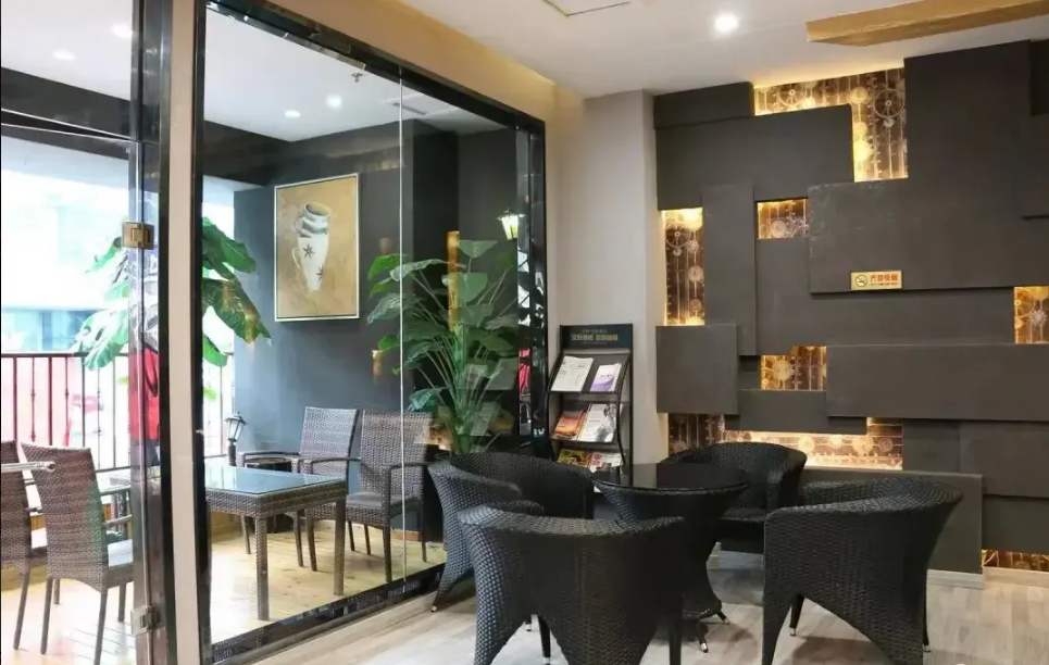(转让)酒店转让，地处繁华路段商业区，拥有健全的配套设施