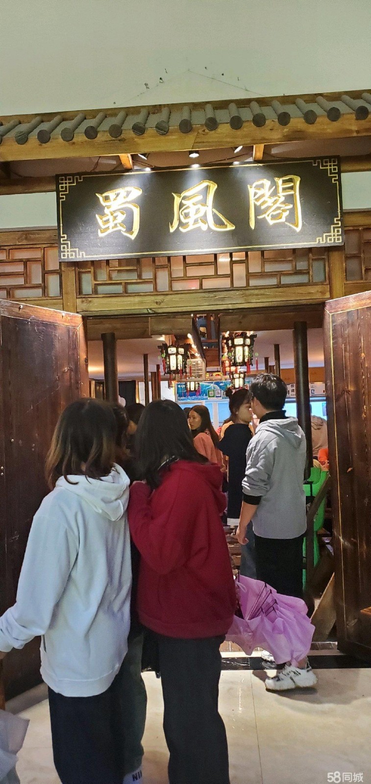 (转让)门面位于遵义医科大学医学与科技学院，与学生宿舍相连