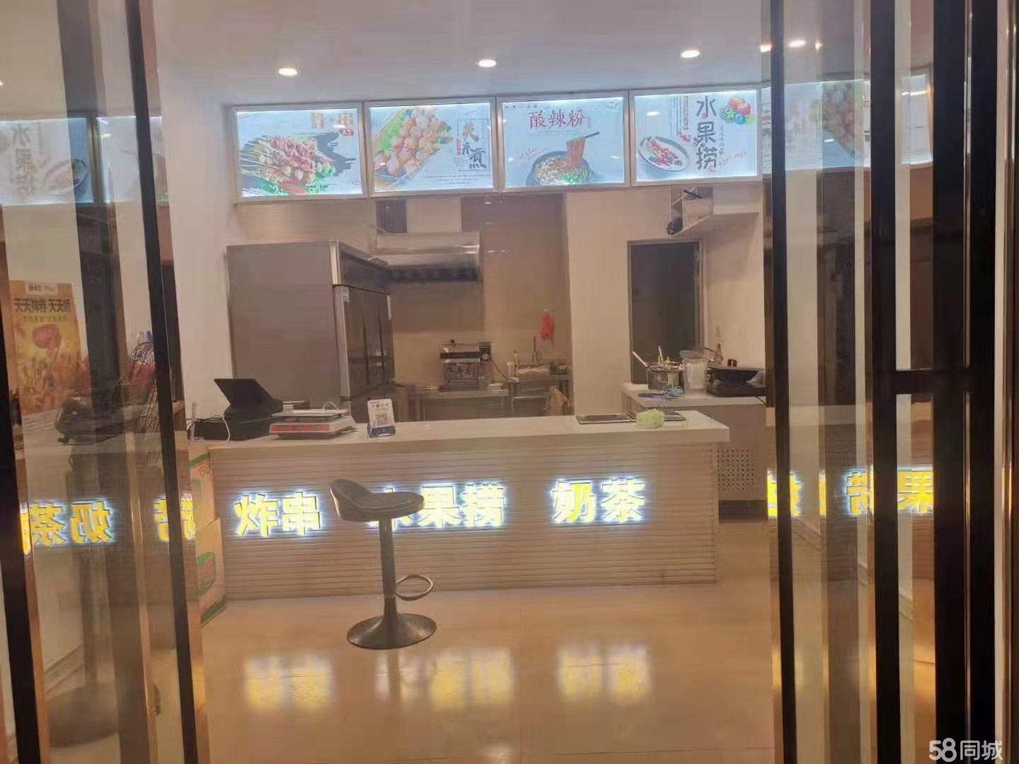 市中心贵族小学门口小吃店铺转让