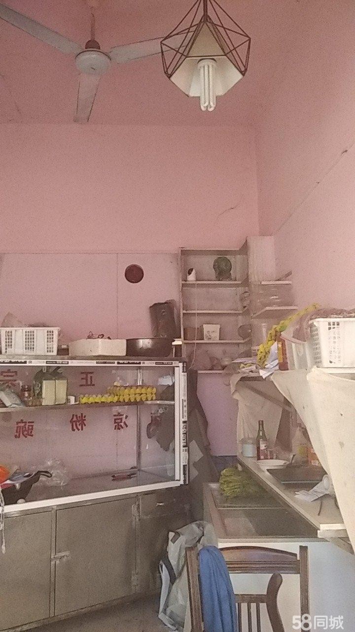 (转让)门面离正大街只有几米,适合各种行业。