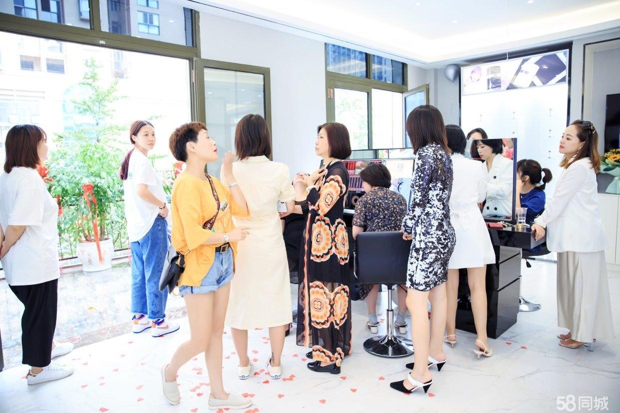 (转让)店铺位于苏州路桑提亚纳小区临街商铺，地理位置优越，环境优美!
