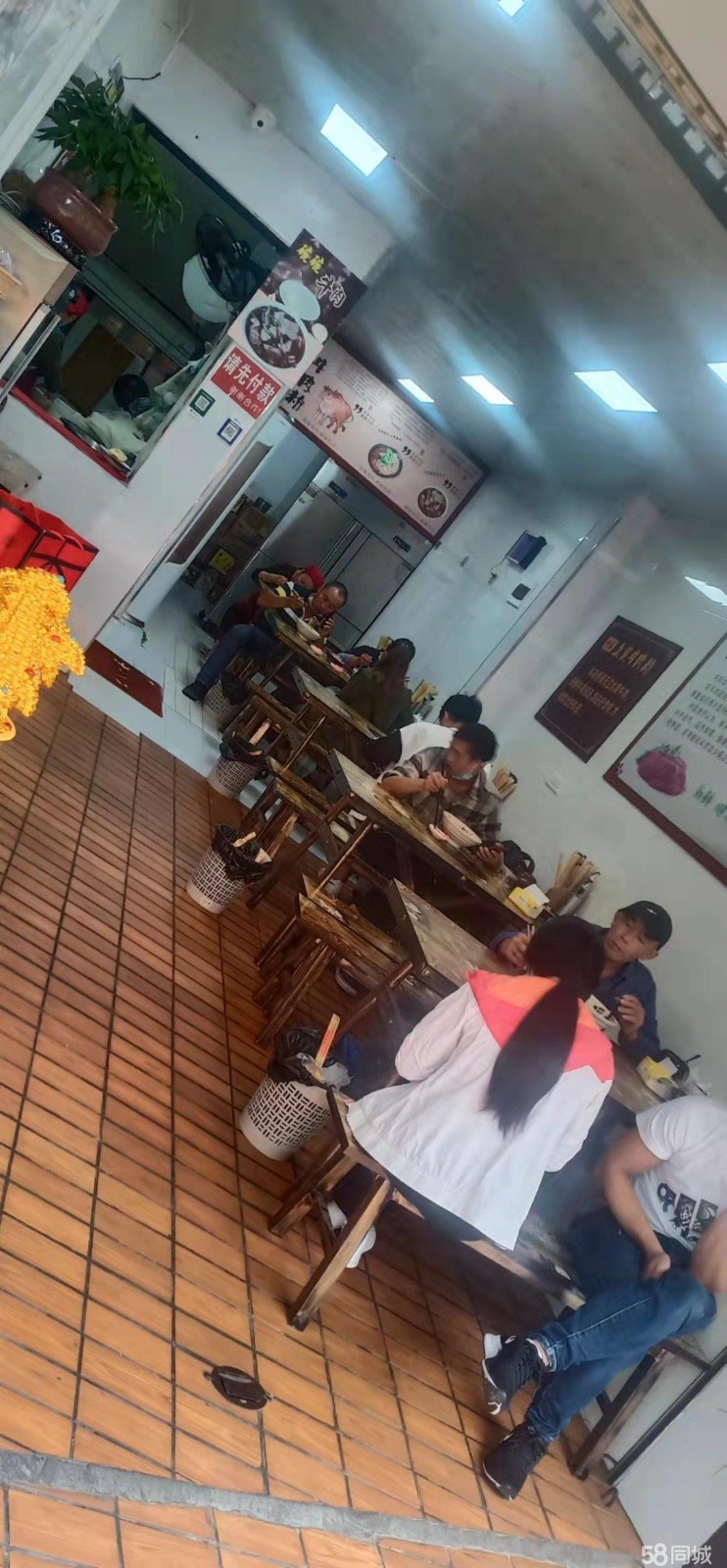 (转让)在医学院旁边，门口就是公交站牌，人流量多