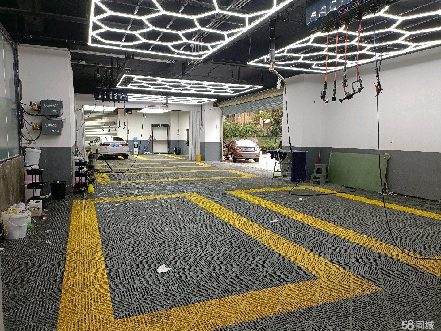 (转让)新装修临街商铺、有一千多平停车场随门面管理，停车方便