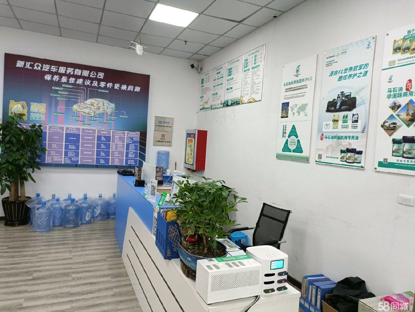(转让)新装修临街商铺、有一千多平停车场随门面管理，停车方便
