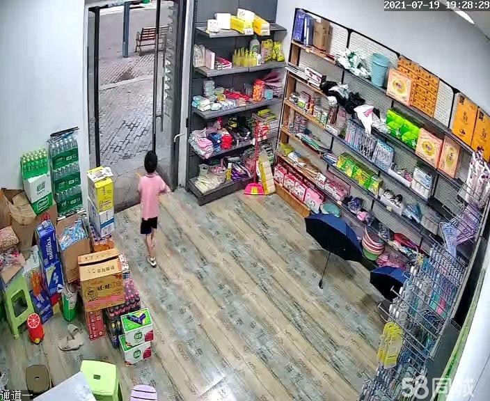 (转让)交通方便，周边居民楼，临界门面，办公楼下.