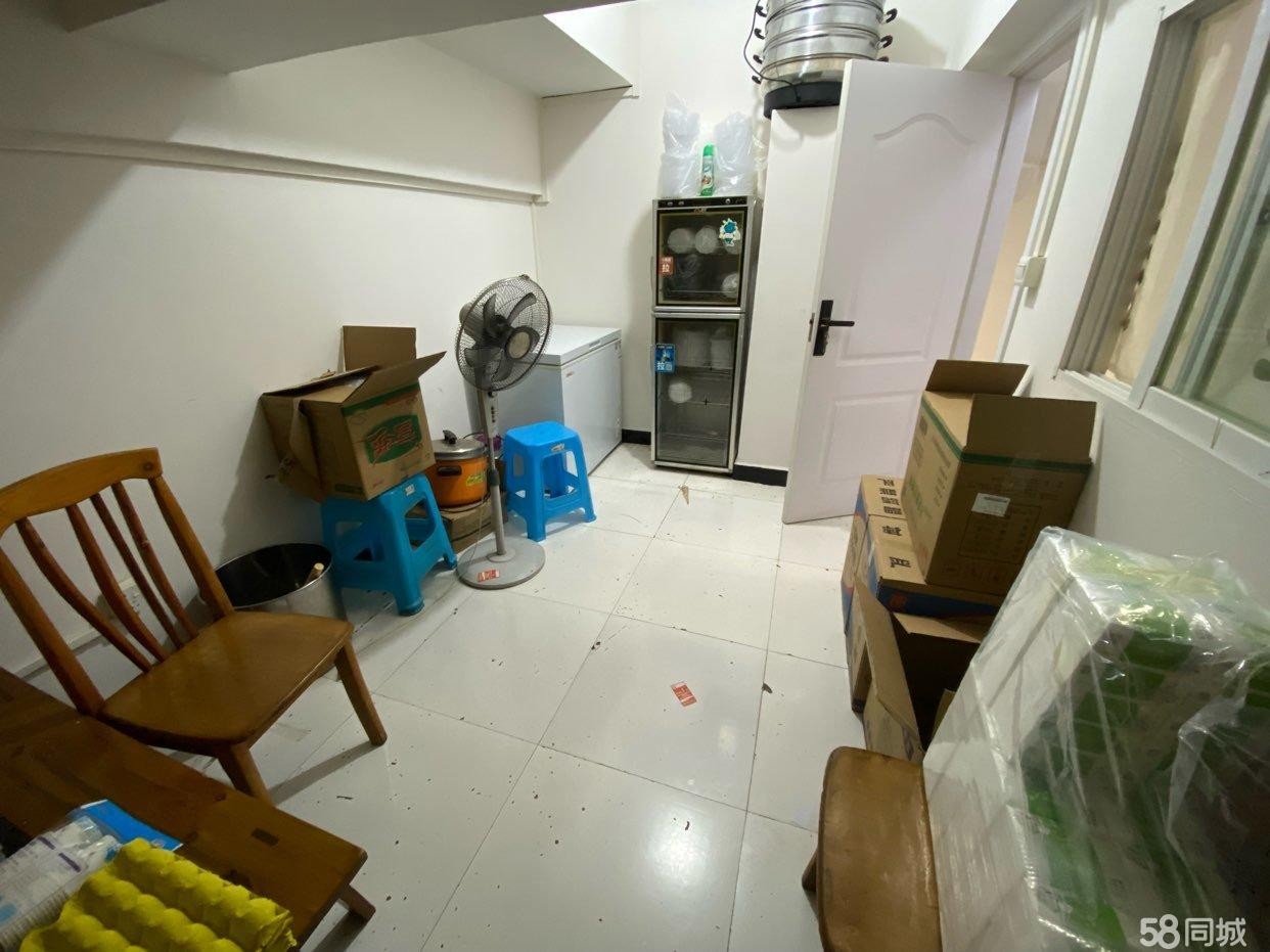 (转让)临街门面，上下两层。餐饮器具齐全，。