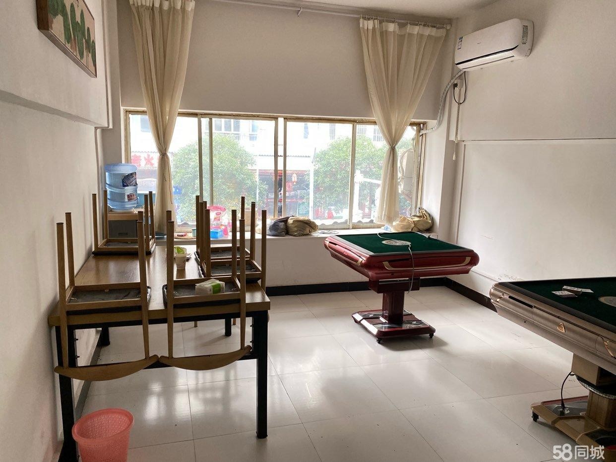 (转让)临街门面，上下两层。餐饮器具齐全，。