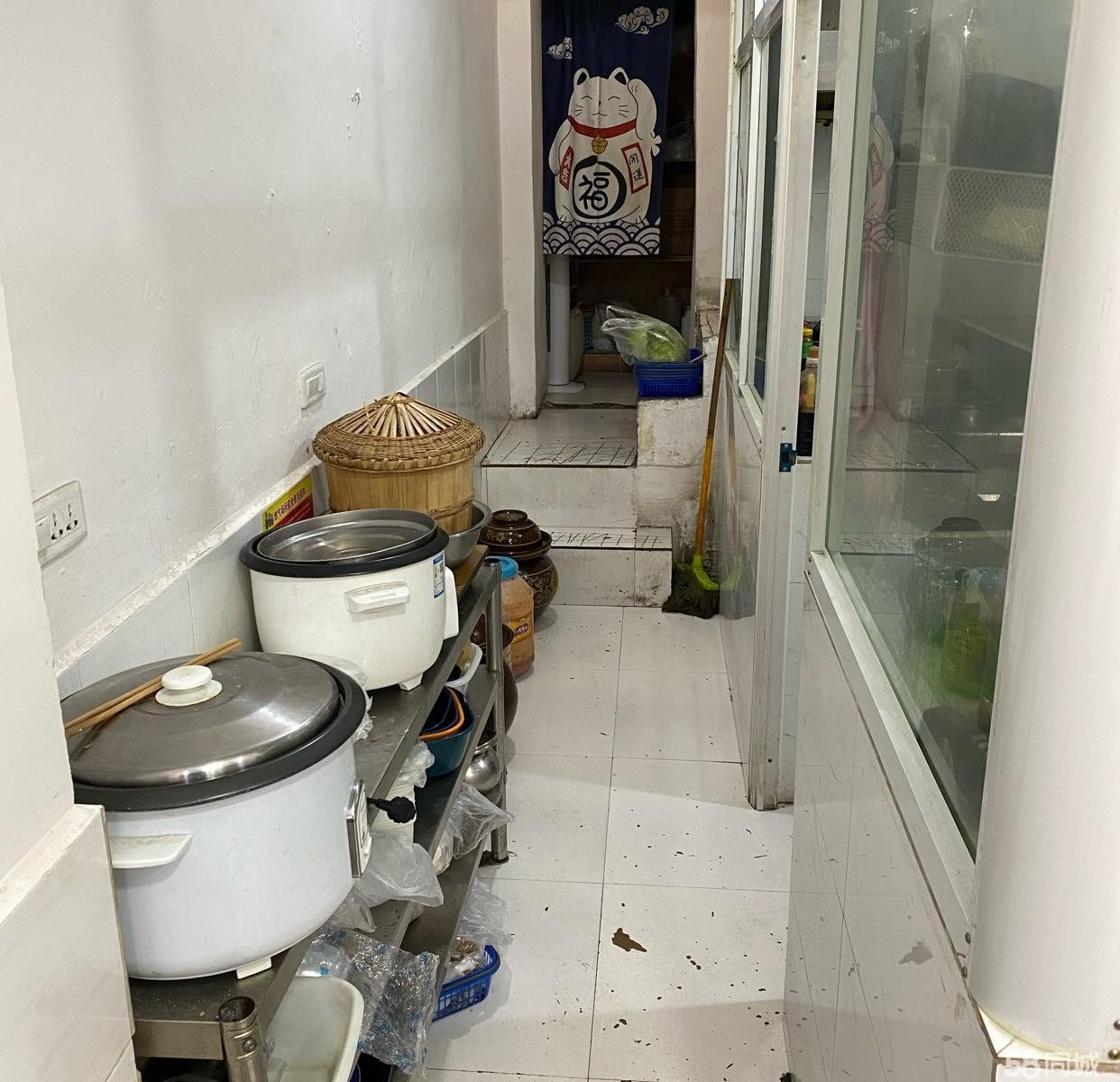 (转让)临街门面，上下两层。餐饮器具齐全，。