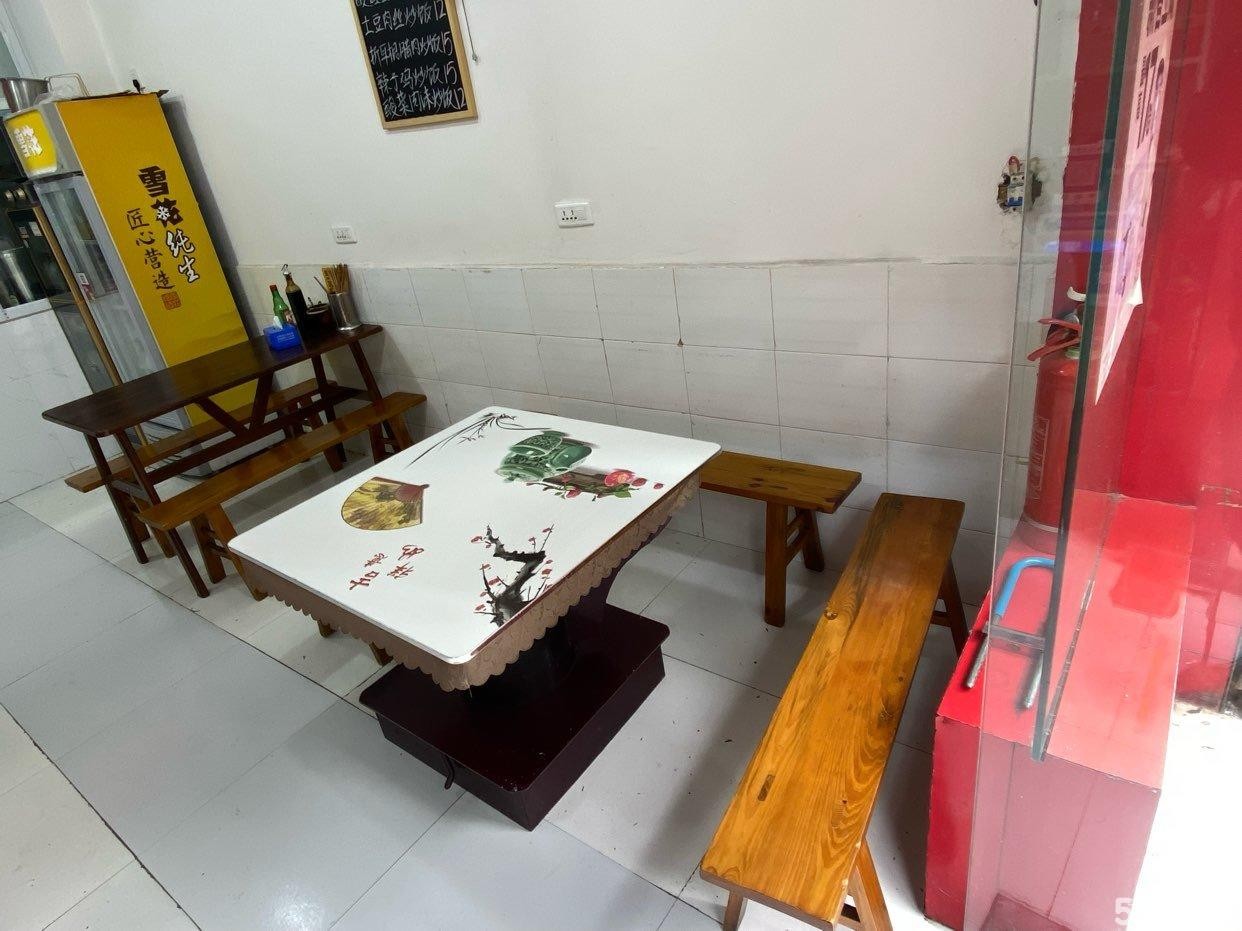(转让)临街门面，上下两层。餐饮器具齐全，。
