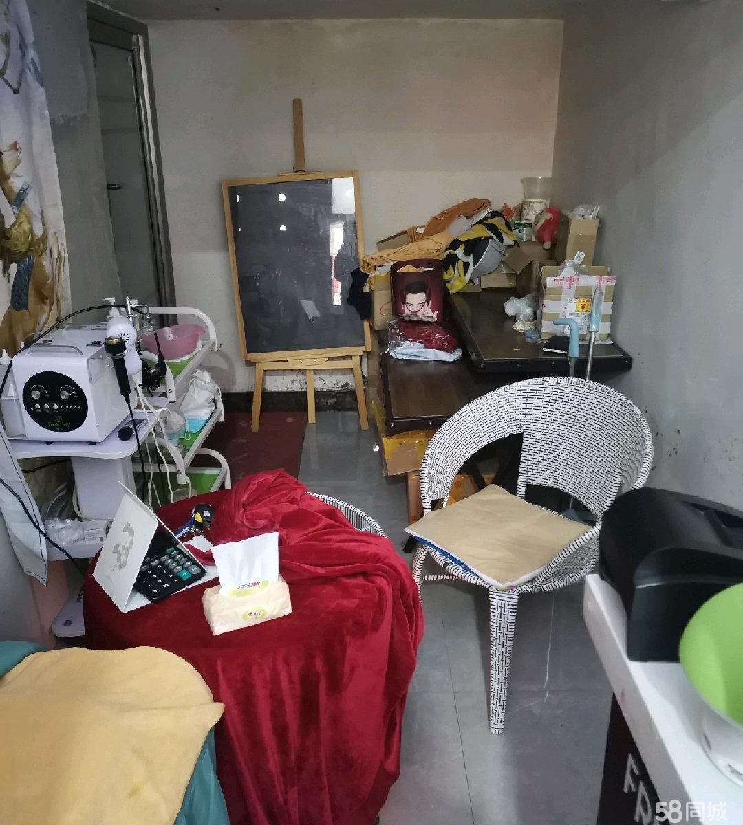 (转让）整体转让，内里间有个小隔层，可住人生活