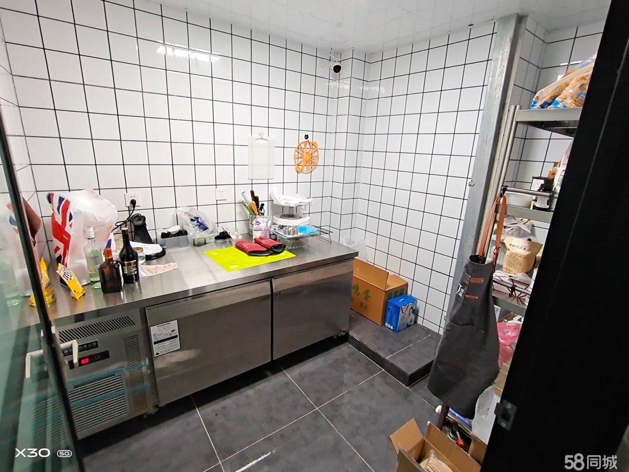 (转让)临街双门头，烘焙店咖啡馆接手即可经营，精装修非中介