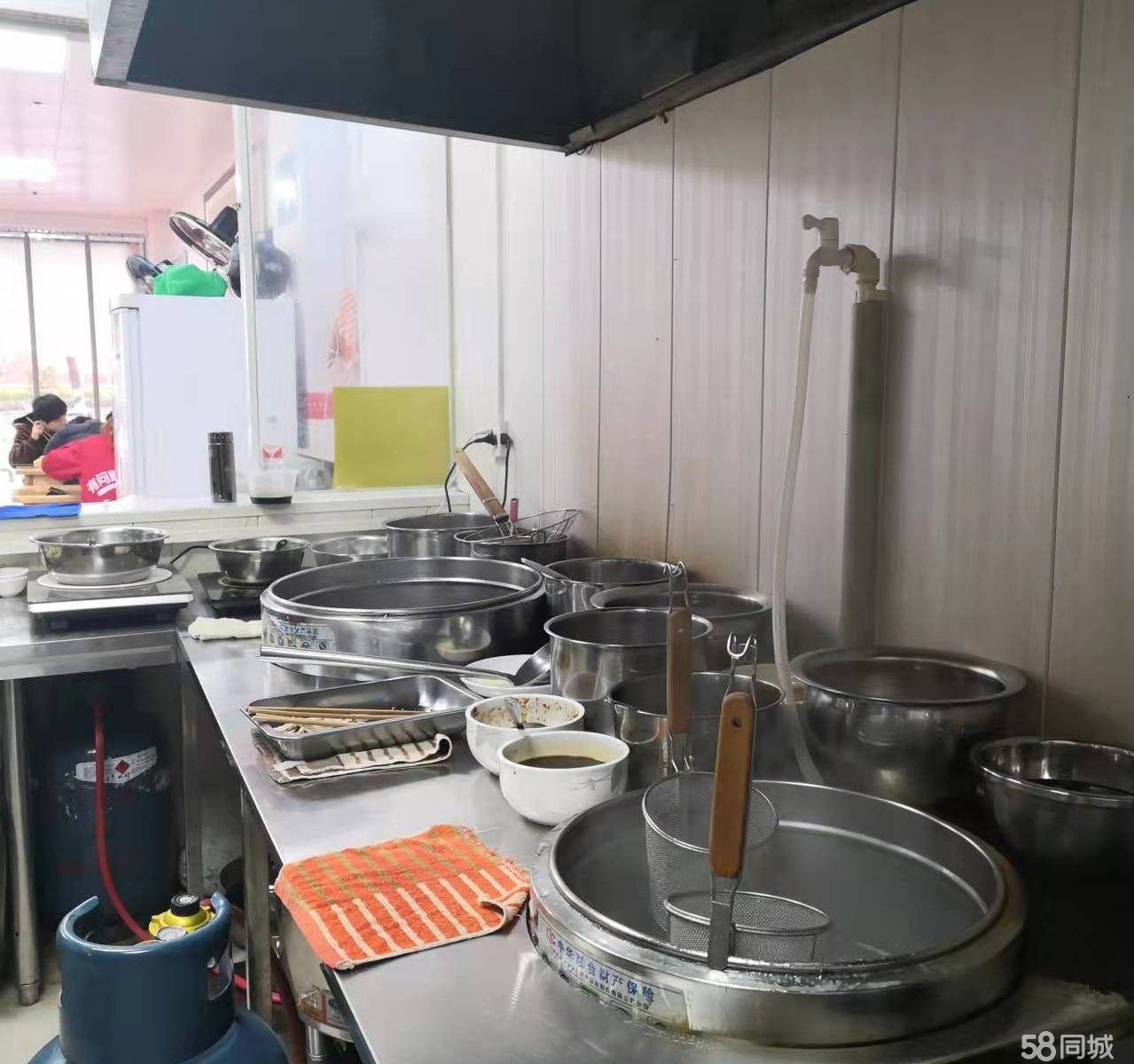 (转让)东欣彩虹城后门旺铺转让,押金1w租金半年一付转让费可面议