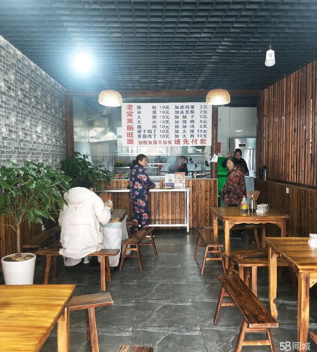 (转让)美食街临街门面，停车方便，环境干净卫生
