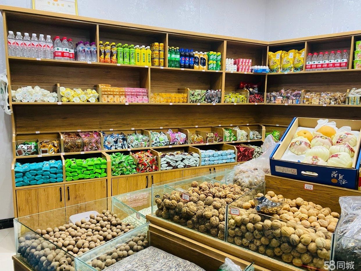 特让临街门店,交通便利，停车方便。
