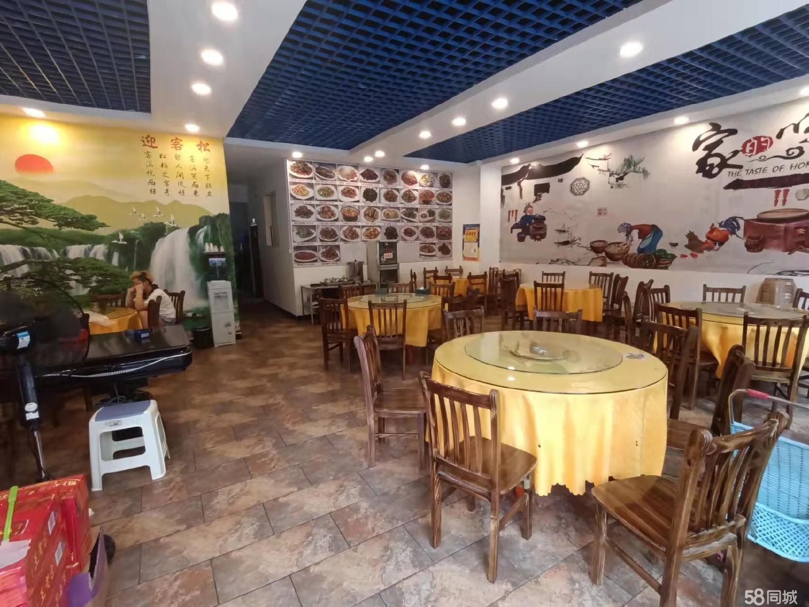 (转让)店铺宽敞明亮，交通停车方便，人流量大