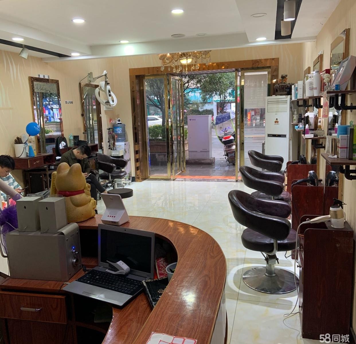(转让)这- -排街就我一家美发容店，每天客量40-60