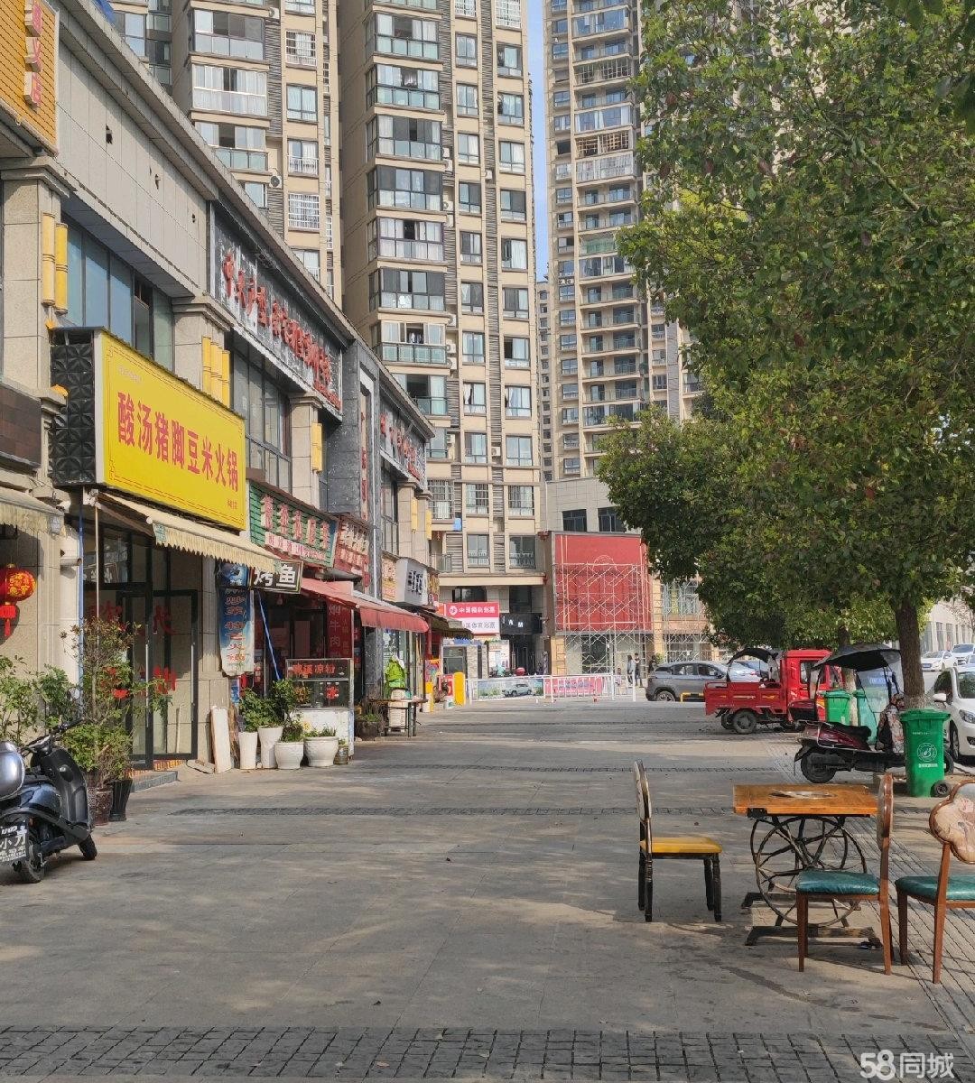 (转让)临街门面，客流量大，有包房，可以外摆!