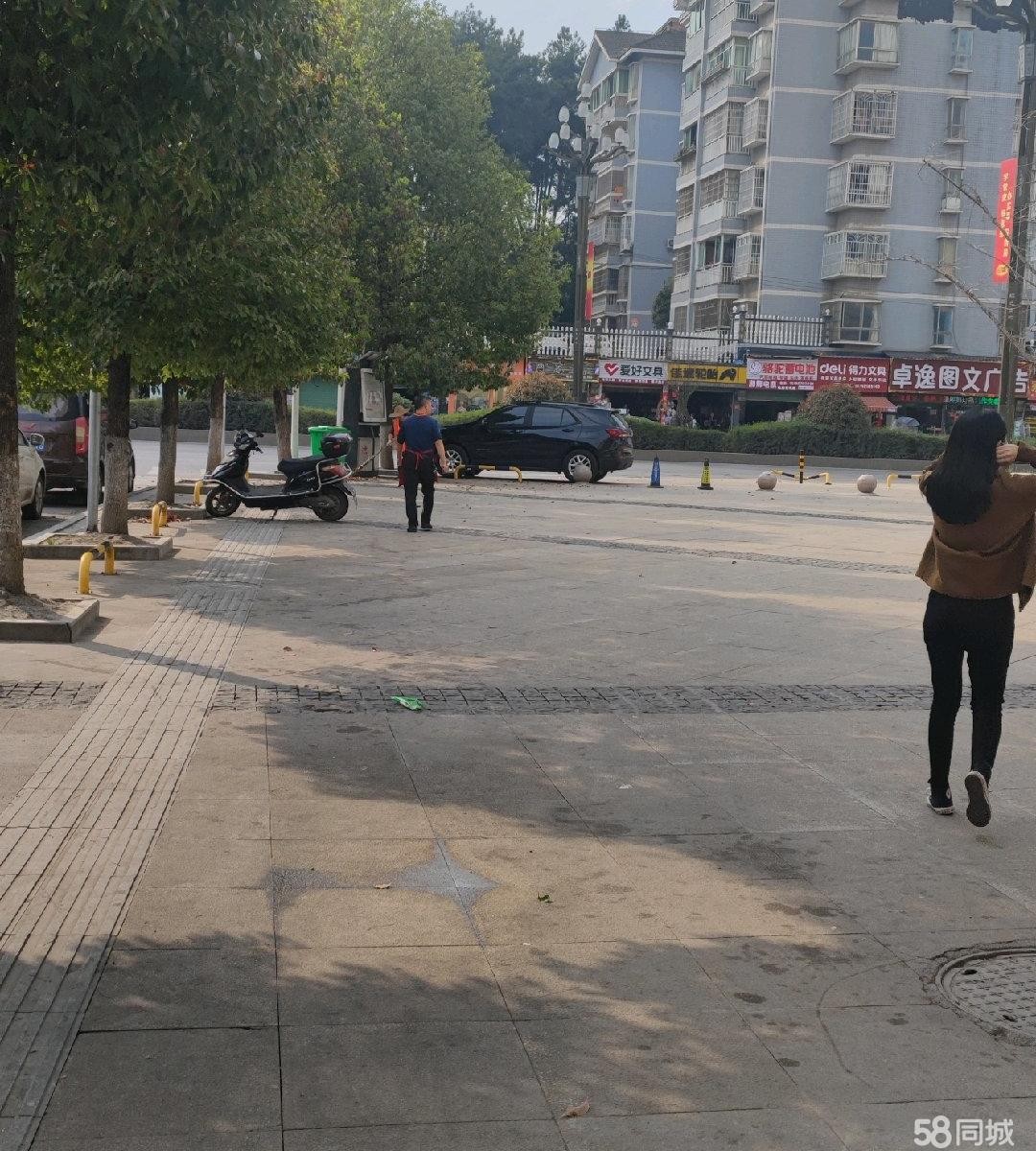 (转让)临街门面，客流量大，有包房，可以外摆!