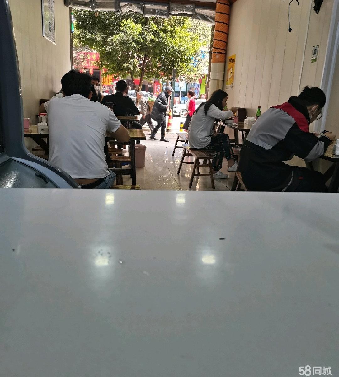 (转让)人流量大，位于菜场小区门口，低价转让