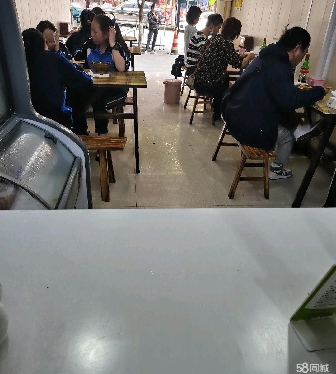 (转让)人流量大，位于菜场小区门口，低价转让