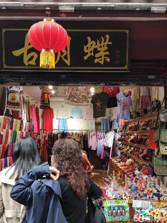 (转让)店铺位于红军街中段，人流量大，游客多，位置很好，周边还有学校