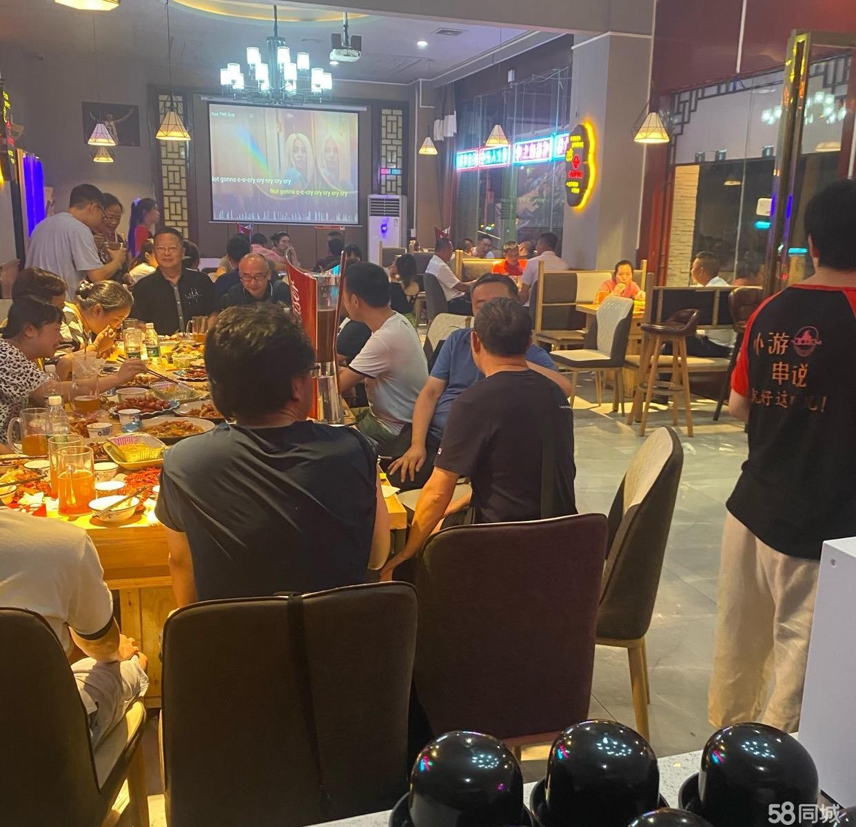 (转让)因股东问题营业中的夜宵店转让，设备齐全顾客稳定,