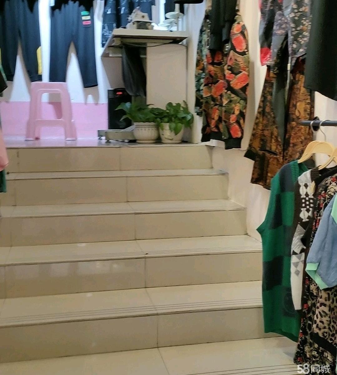 (转让)服装店转让,成本低,位置好。空铺转。带货转面议。中介勿扰