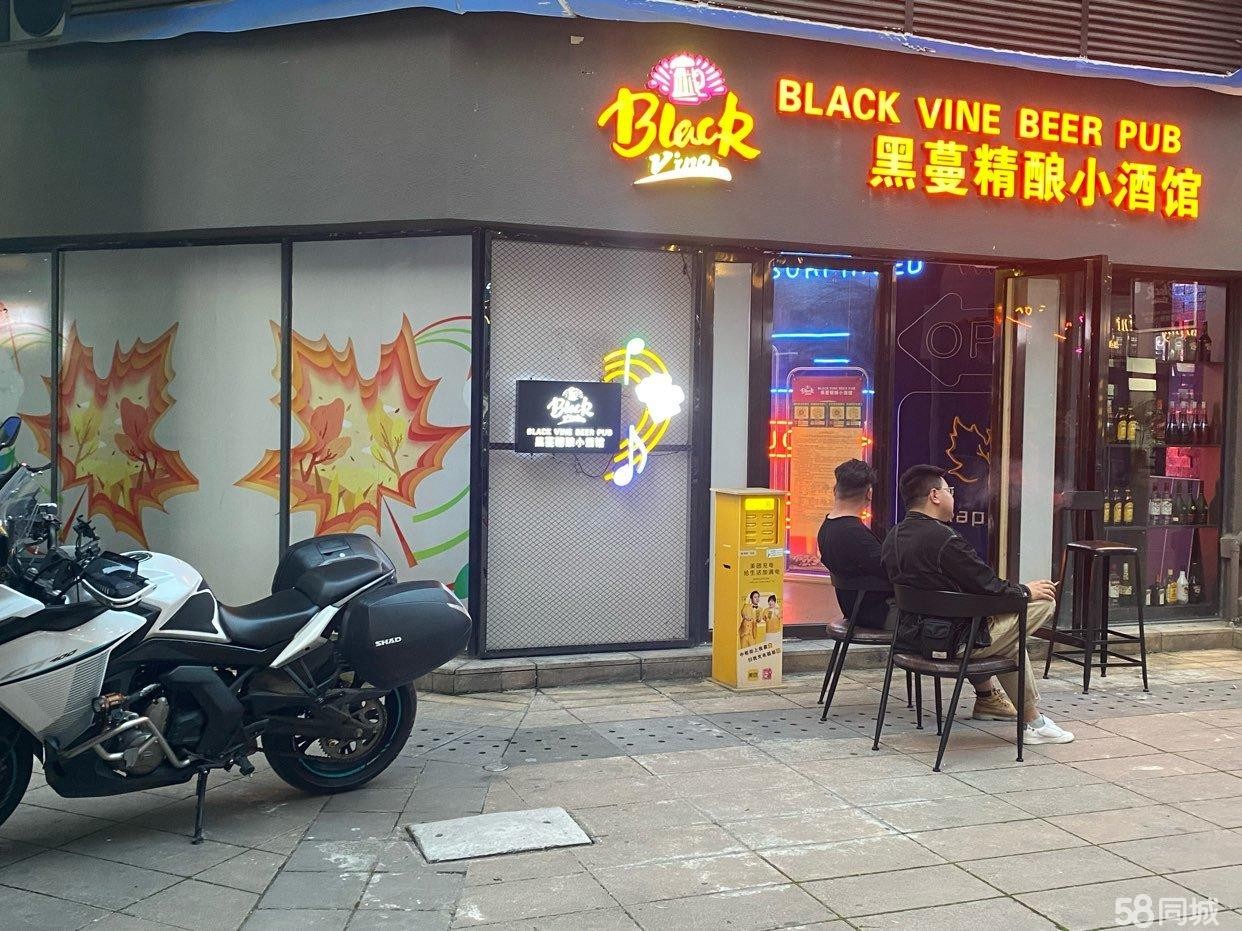 (转让)位置临街，人流量大，周围都是商业圈学生和年轻人居多