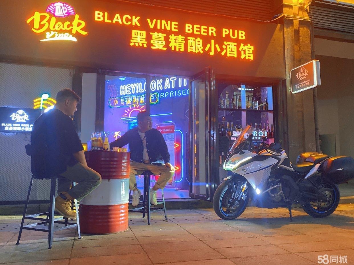 (转让)位置临街，人流量大，周围都是商业圈学生和年轻人居多