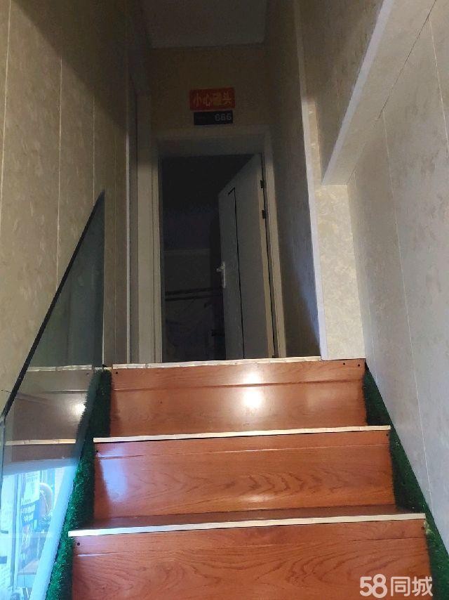 (转让)内部楼上楼下140个平方，三个房间，门面大厅，