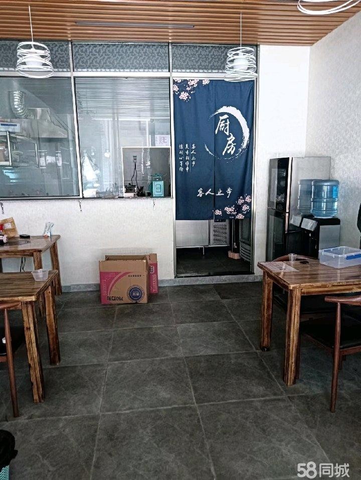 (转让)二楼有隔间，面积约20平方米，店内配置非常齐全。