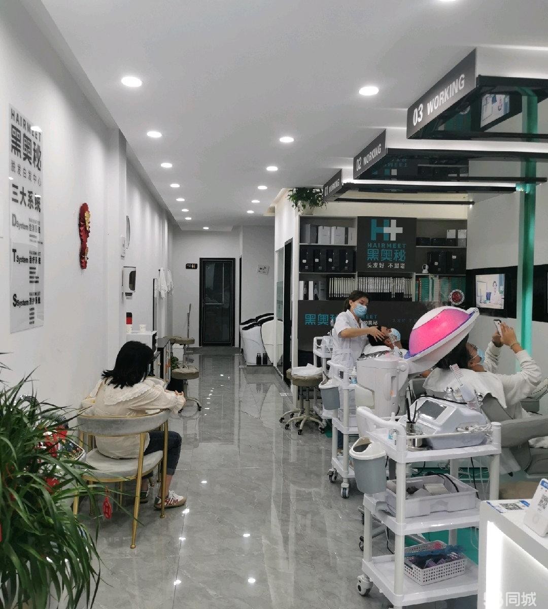 (转让)门面是临街门面，位于保利营销中心对面，位置门头醒目。