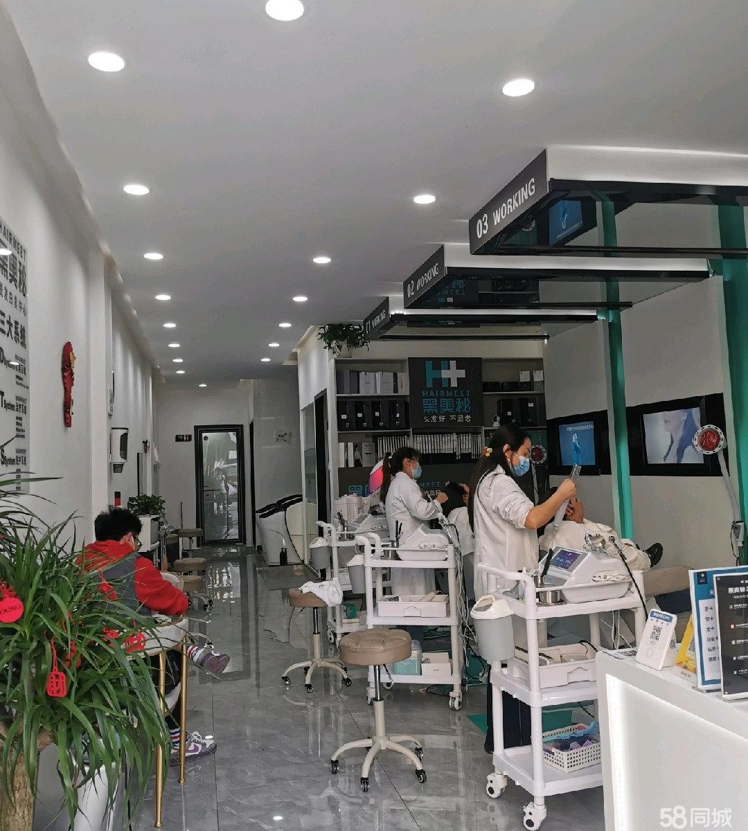 (转让)门面是临街门面，位于保利营销中心对面，位置门头醒目。