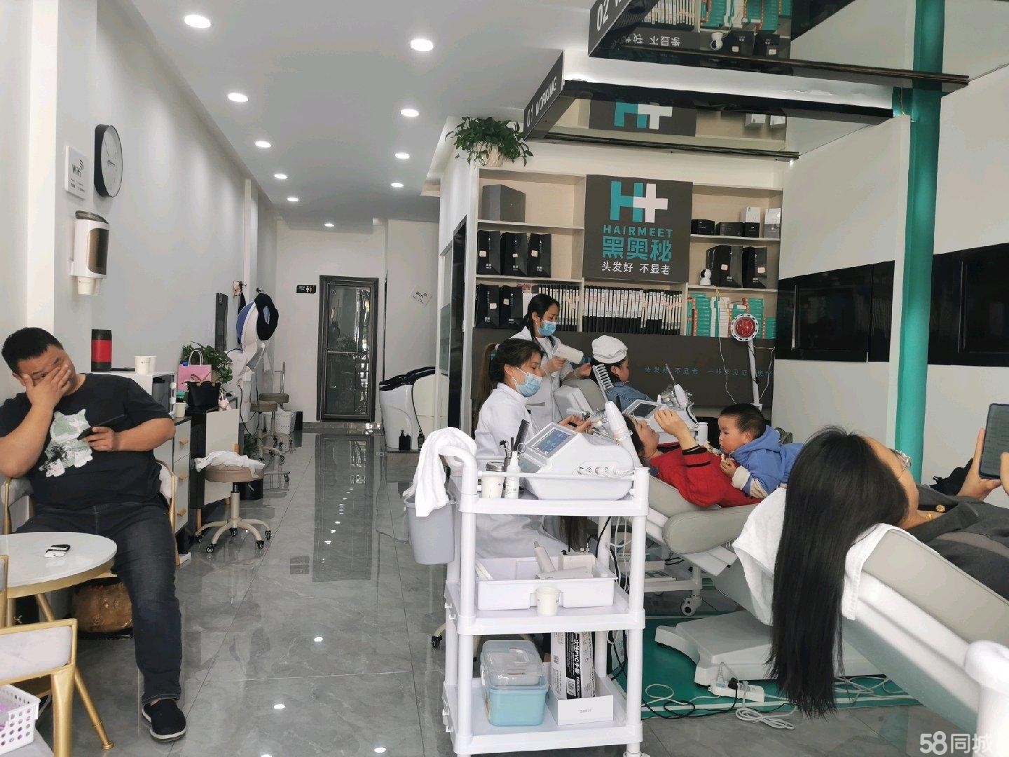 (转让)门面是临街门面，位于保利营销中心对面，位置门头醒目。