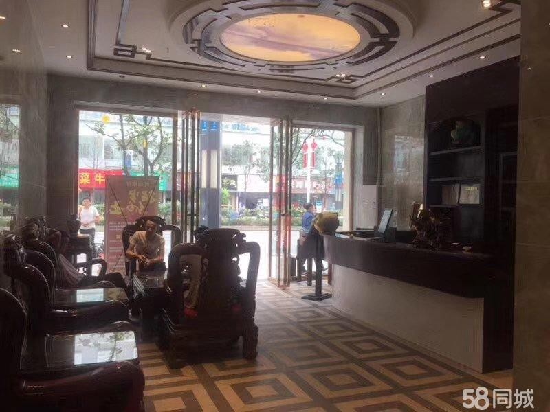 (转让)当街门面，进深很长，有31间客房，员工管理团队都全部齐全。