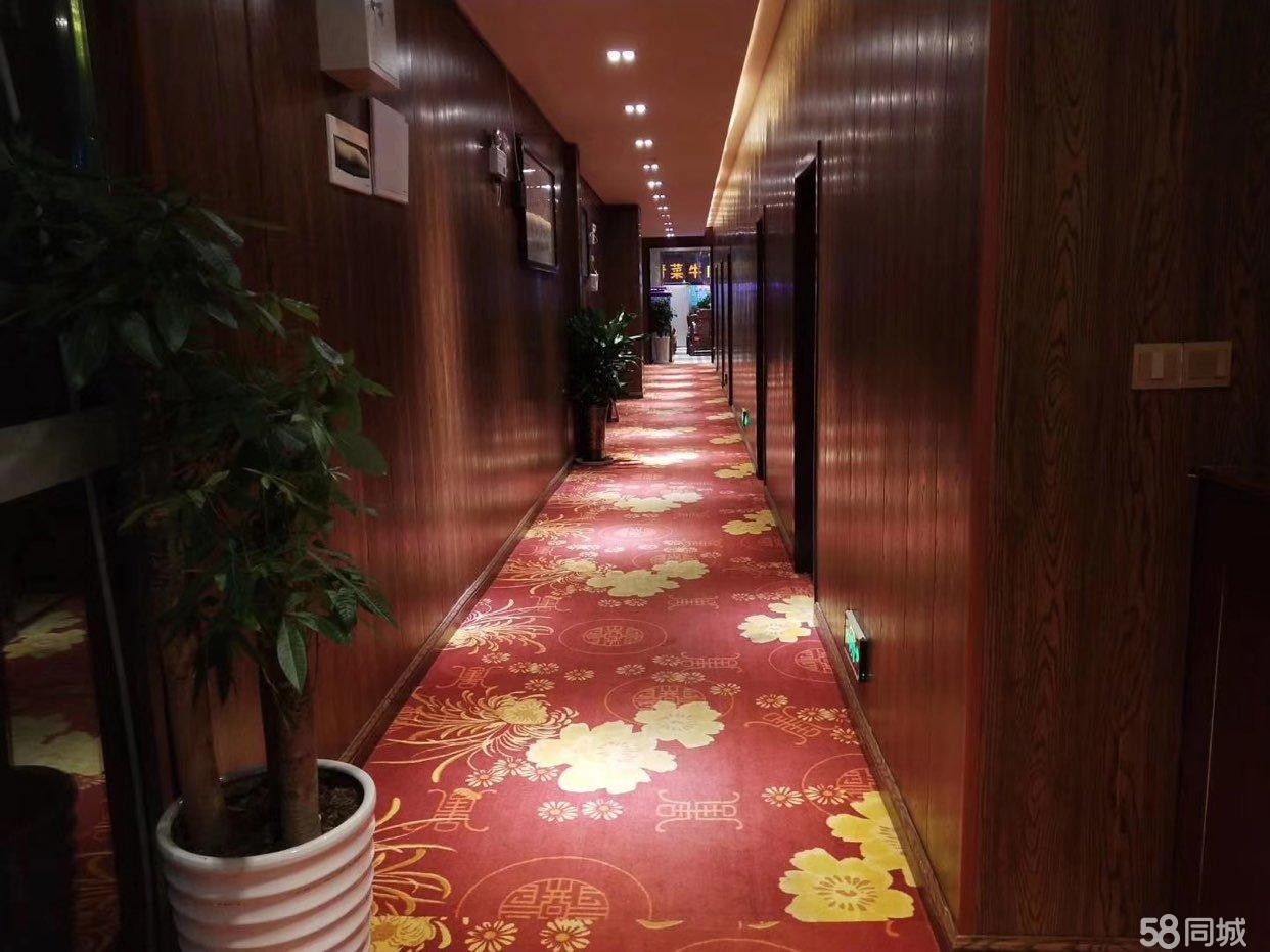 (转让)当街门面，进深很长，有31间客房，员工管理团队都全部齐全。