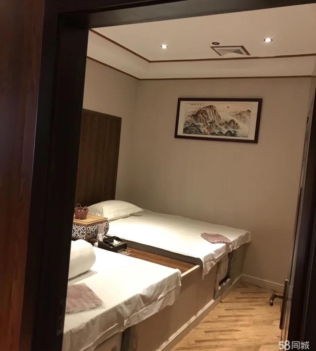 (转让)当街门面，进深很长，有31间客房，员工管理团队都全部齐全。