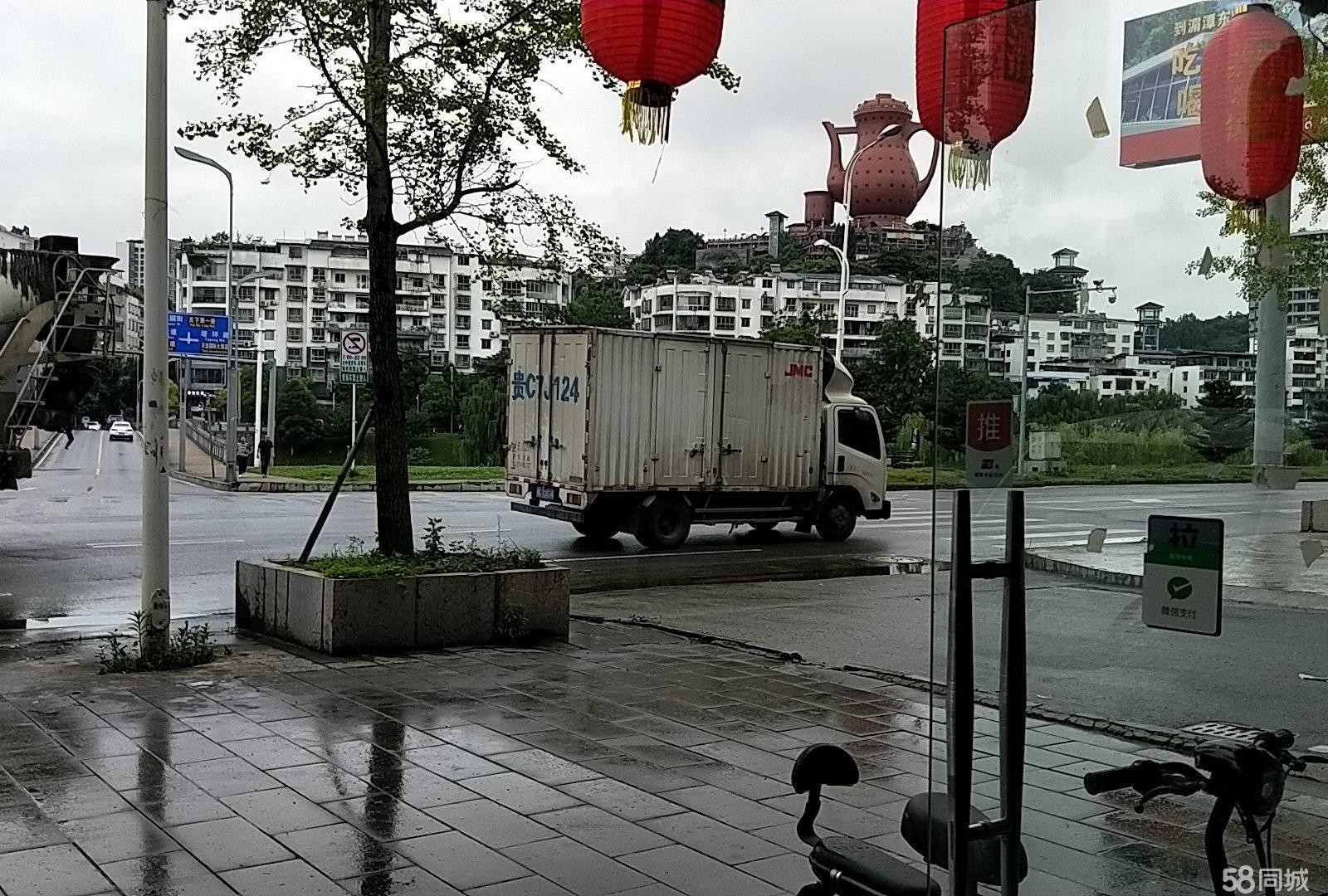 (转让)营业中的餐饮店转让，停车方便。有固定客源。接手可直接经营。