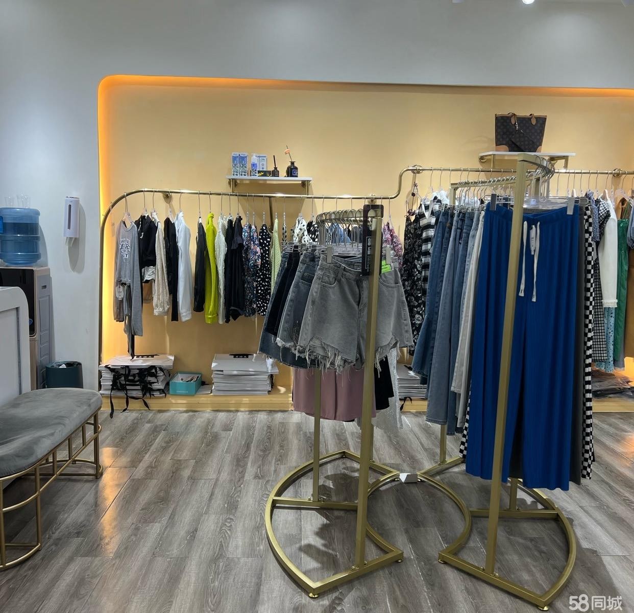 (转让)，店内精装修物品齐全，接手即可经营，望转给有缘人。